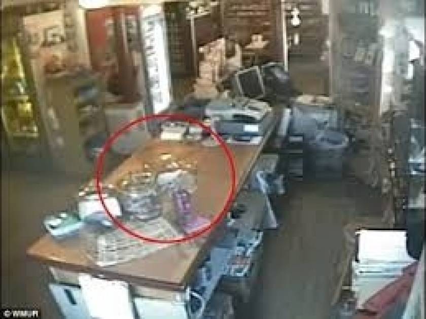 Τρόμος σε κατάστημα: Κάμερα ασφαλείας κατέγραψε φάντασμα;