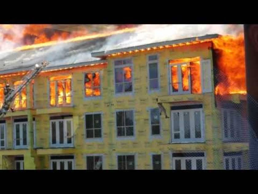 Βίντεο: Απίστευτη διάσωση άνδρα από φλεγόμενο κτίριο