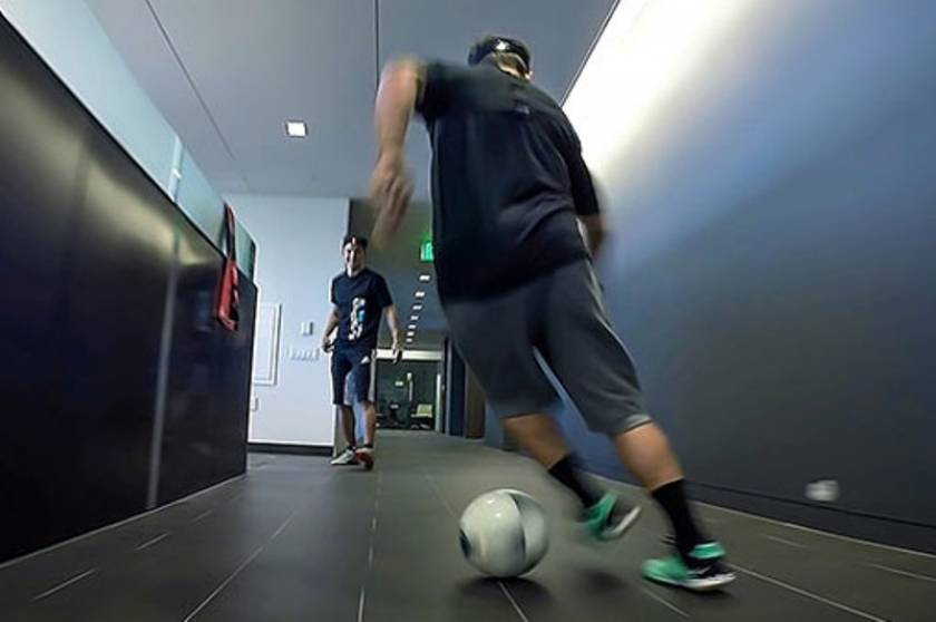 Όταν οι εργαζόμενοι παίζουν μπάλα στο... γραφείο (video)