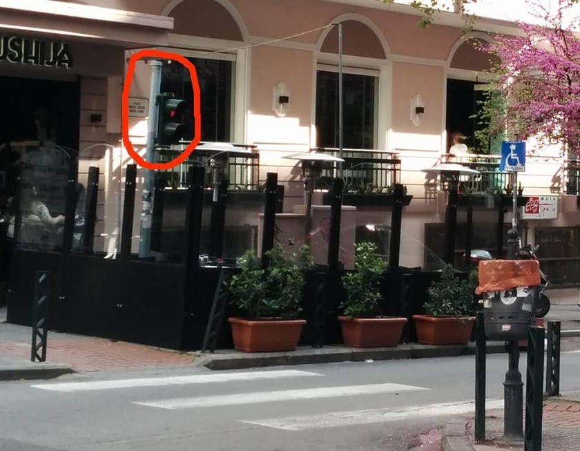 Η φωτογραφία που τρελαίνει τη Θεσσαλονίκη: «Έφραξε» την καφετέρια και…