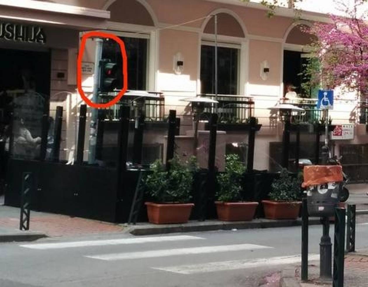 Θεσσαλονίκη: Ιδιοκτήτης καταστήματος περιέφραξε... φανάρι!