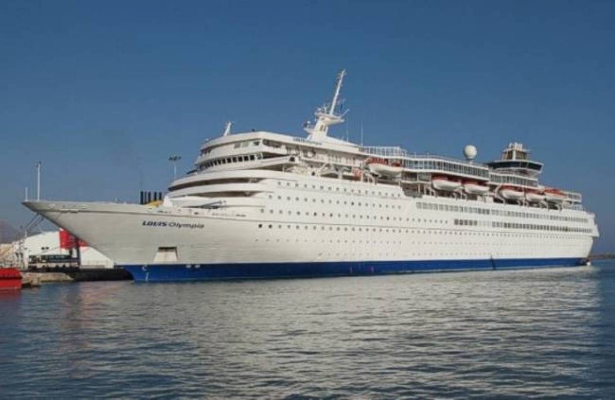 Crete: Cruise ship bumped to the port