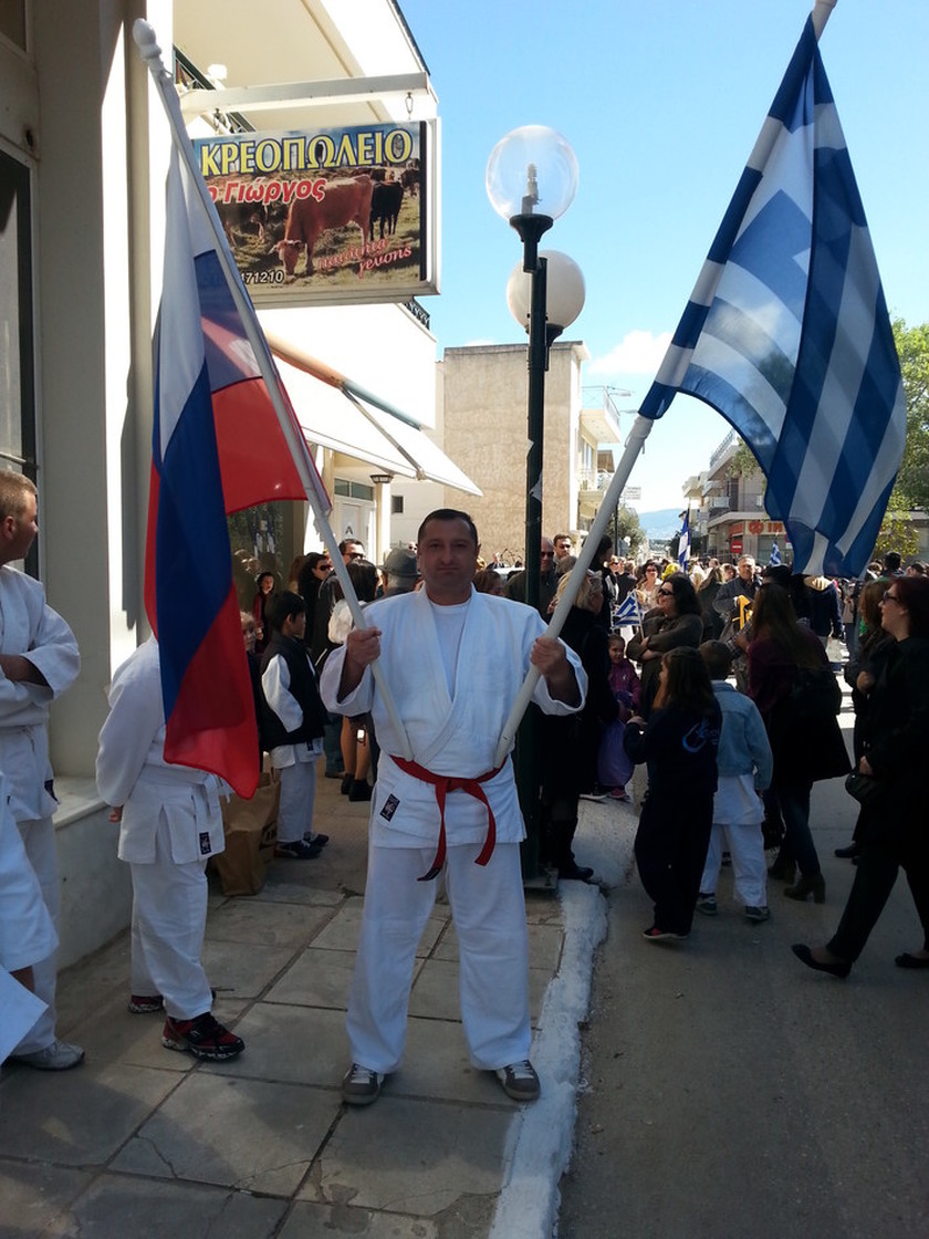 Παρέλασε κρατώντας με υπερηφάνεια την ελληνική και τη ρωσική σημαία