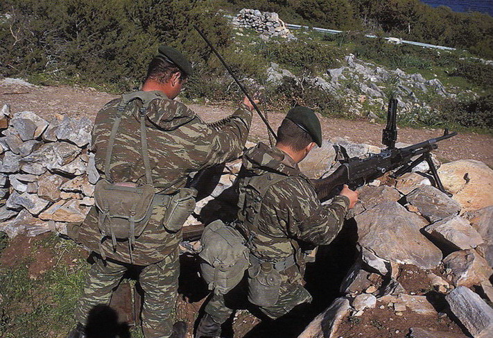 greek soldiers machine gun