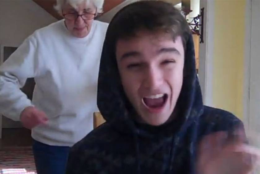 ΔΕΝ ΕΧΕΙ ΞΑΝΑΓΙΝΕΙ: Ο εγγονός ραπάρει και η γιαγιά χορεύει! (video)