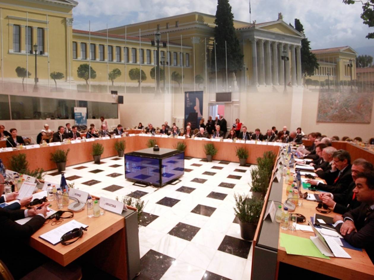 Eurogroup: Εύσημα αλλά και συστάσεις