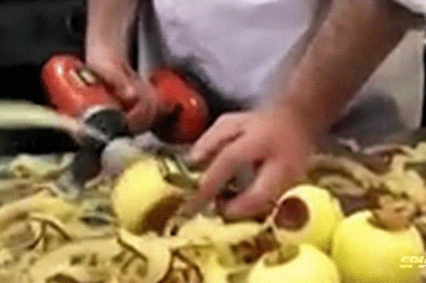 Αυτός είναι ο πιο γρήγορος τρόπος για να καθαρίσεις μήλα! (video)