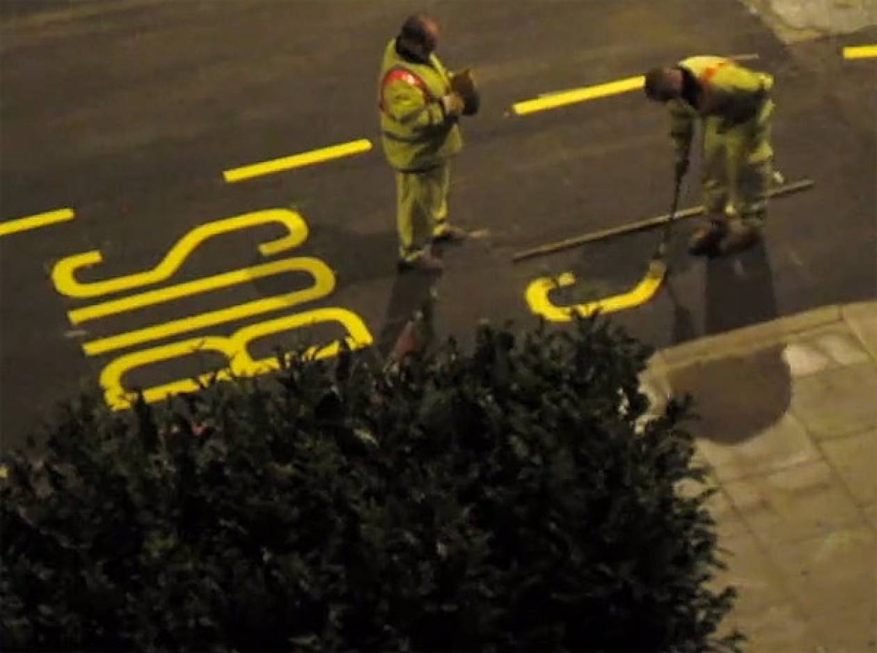 Λονδίνο: Έτσι ζωγραφίζουν τα σήματα στους δρόμους! (video)