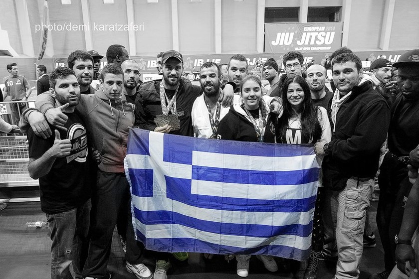 Συνεχίζει να σηκώνει την ελληνική σημαία ψηλά ο Παυλάκης (pics+videos)