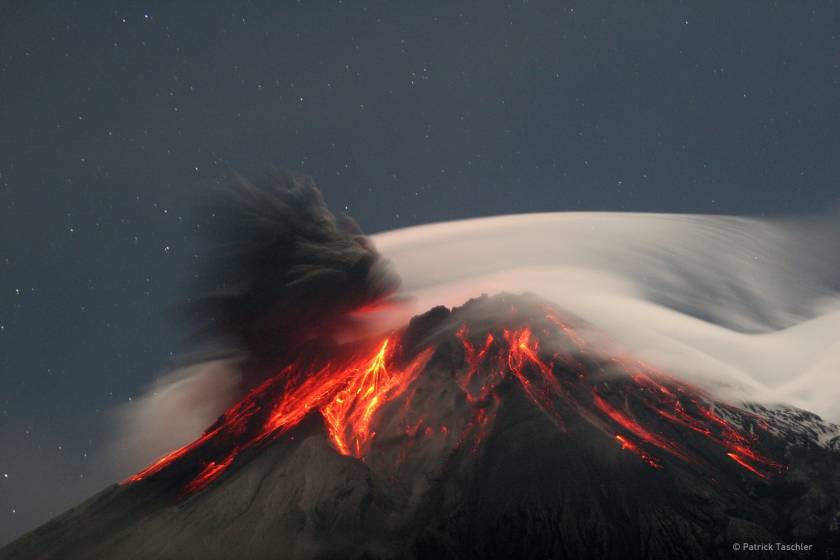 Ισημερινός: Εντυπωσιακή έκρηξη ηφαιστείου (video)