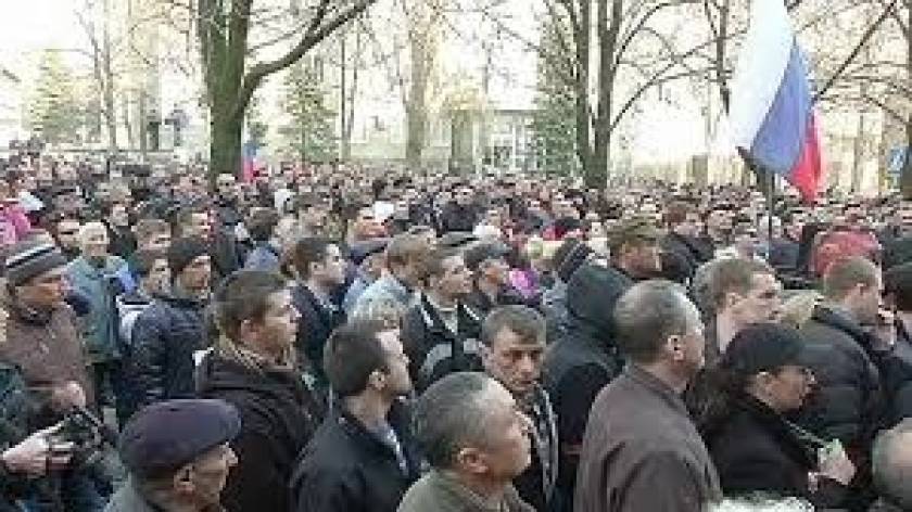 Ουκρανία: Φιλορώσοι διαδηλωτές εισέβαλαν στην ρωσόφωνη πόλη Ντονέτσκ