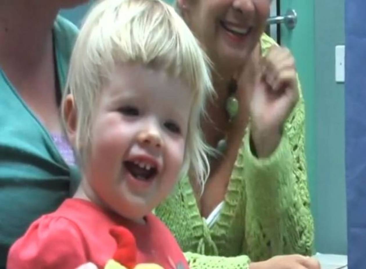 Κουφό και τυφλό κοριτσάκι ακούει για πρώτη φορά τη μαμά του! (βίντεο)
