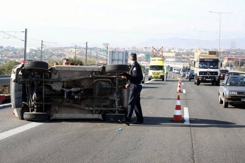 Ανατροπή φορτηγού στο δρόμο Θεσσαλονίκης-Μουδανιών