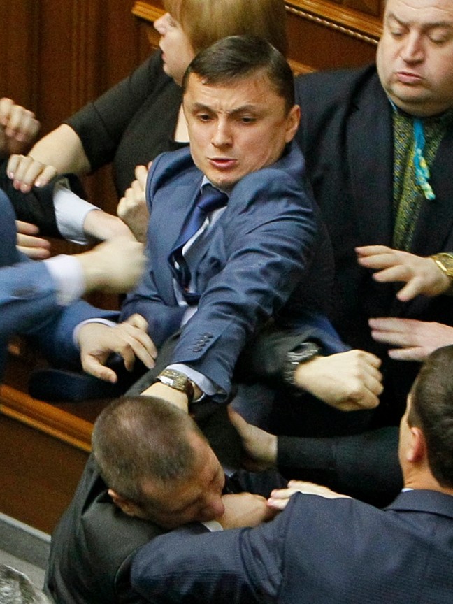 Άγρια επεισόδια και ξύλο μέσα στο Ουκρανικό Κοινοβούλιο (pics+vid)