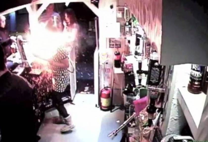 Ηλεκτρονικό τσιγάρο εκρήγνυται στο πρόσωπο σερβιτόρας! (βίντεο)