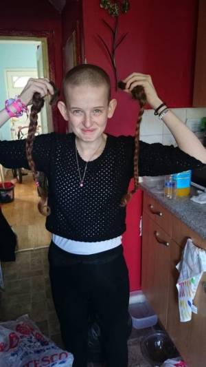 Ξύρισε το κεφάλι της για φιλανθρωπία και το σχολείο ζητάει περούκα!