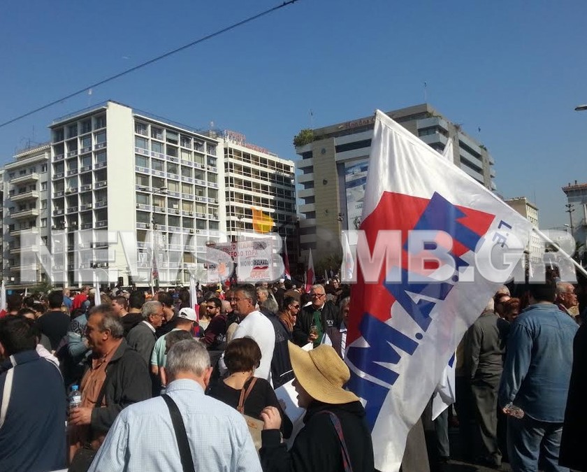 Σε εξέλιξη τα συλλαλητήρια στο κέντρο της Αθήνας (pics+video)