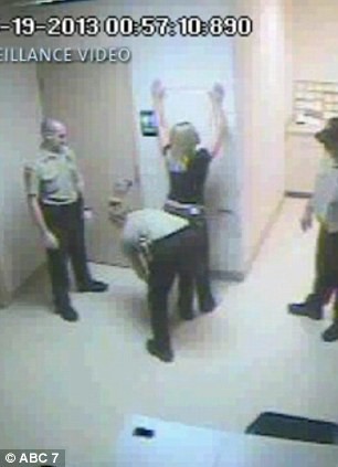 Αστυνομικοί την πέταξαν γυμνή στο κελί! (video+photos)