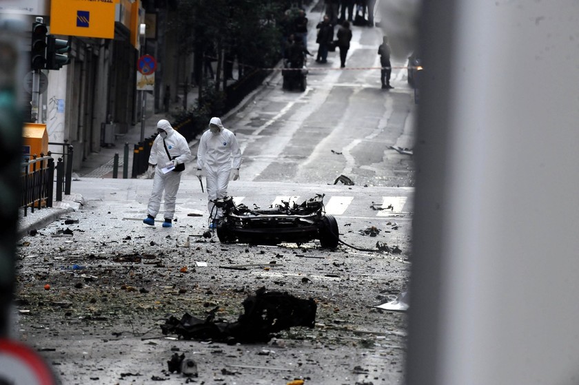 Εικόνες καταστροφής από την έκρηξη «στην καρδιά» της Αθήνας 