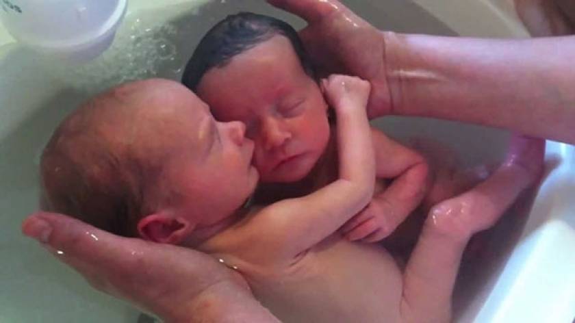 Νεογέννητα δίδυμα απολαμβάνουν αγκαλιασμένα το μπάνιο τους (Video)