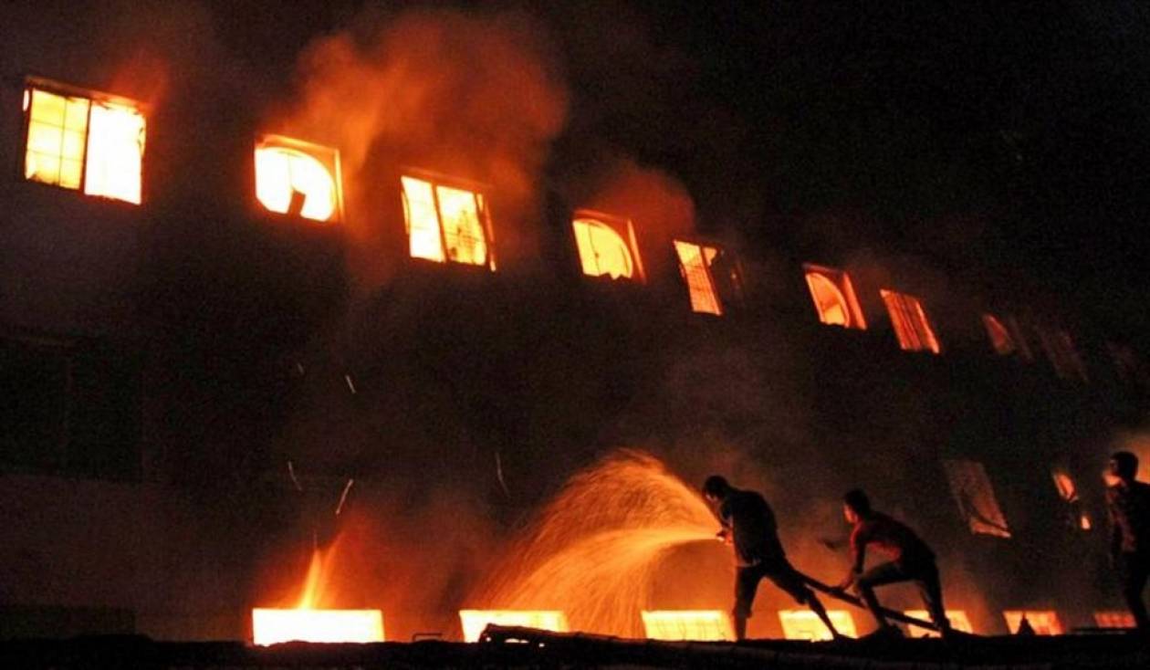 Στις φλόγες εργοστάσιο στην περιοχή του Ρέντη