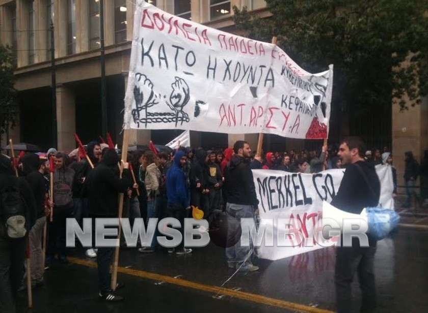 ΦΩΤΟΡΕΠΟΡΤΑΖ: Συγκέντρωση διαμαρτυρίας για τη Μέρκελ
