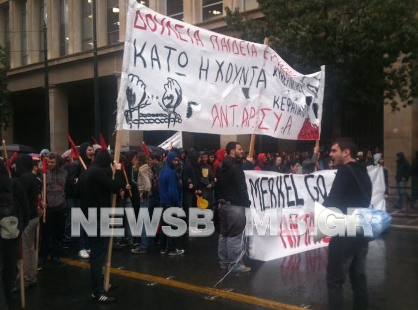 ΦΩΤΟΡΕΠΟΡΤΑΖ: Συγκέντρωση διαμαρτυρίας για τη Μέρκελ