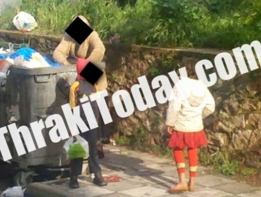 Εικόνα που σοκάρει στην Ξάνθη: Οικογένεια ψάχνει τροφή στα σκουπίδια