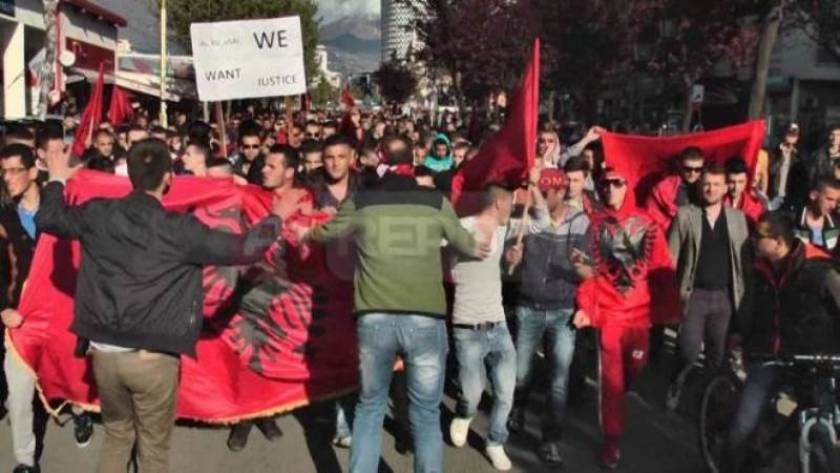 Αλβανοί υμνούν τον Καρέλι καίγοντας Ελληνικές σημαίες…(vid)