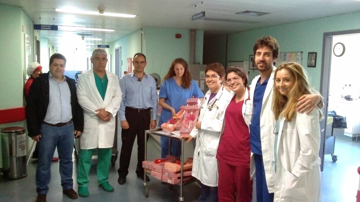 Κρήτη: Πρόσφεραν λαμπάδες σε παιδιά που θα κάνουν Πάσχα στο νοσοκομείο