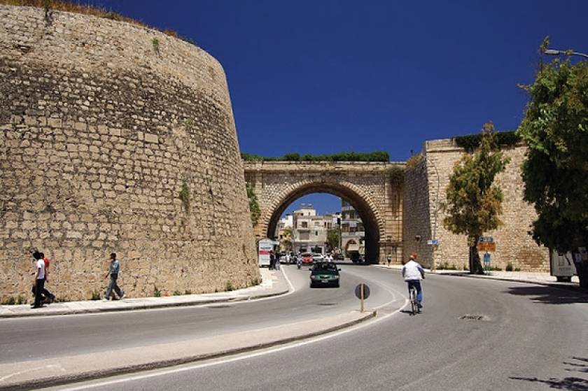 «Συναγερμός» στο Ηράκλειο: Κρεμάστηκε στα τείχη και απειλούσε να πέσει