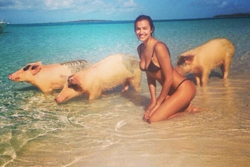 Ο Ρονάλντο φωτογραφίζει την Ιρίνα σε μια παραλία με... γουρούνια(pics)
