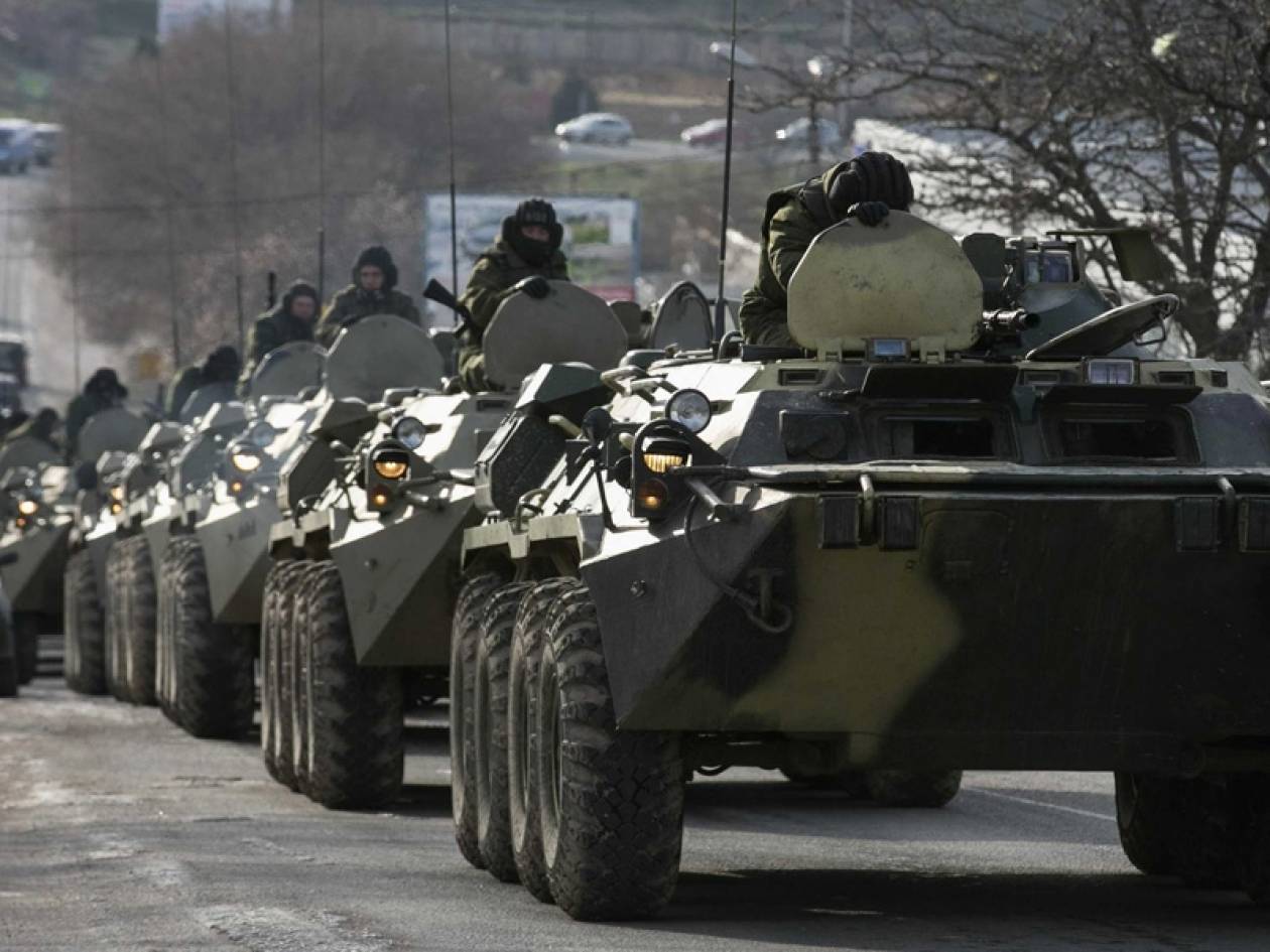 Φάλαγγα στρατιωτικών οχημάτων με τη ρωσική σημαία στο Σλαβιάνσκ