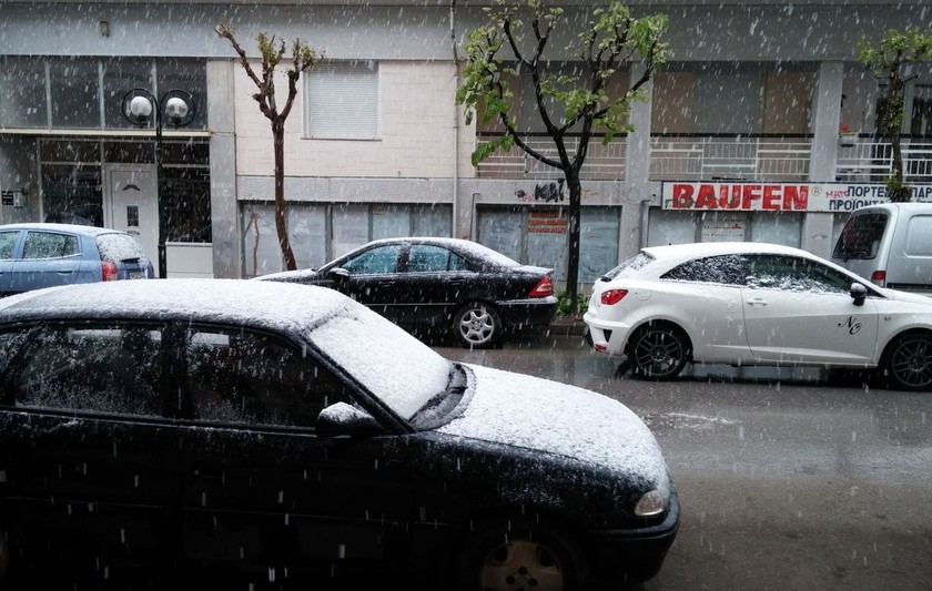 Πολύ χιόνι στην Πτολεμαΐδα – «Αν συνεχίσει έτσι θα το στρώσει» (vids)