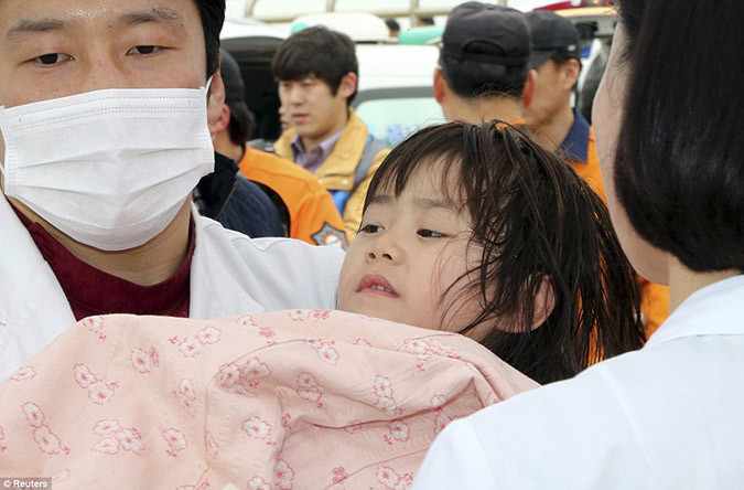 Ν. Κορέα: «Σβήνουν» οι ελπίδες για τους 284 αγνοούμενους (vid+phs)
