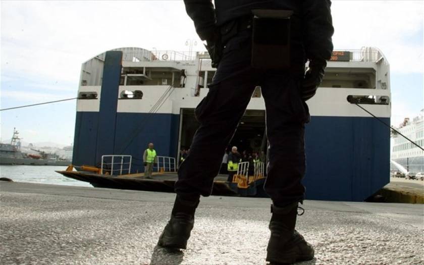 Σύλληψη παράνομων μεταναστών στο λιμάνι του Πειραιά