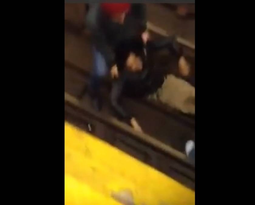 Σοκαριστικό βίντεο: Ξάπλωσε στις γραμμές του τρένου και ούρλιαζε