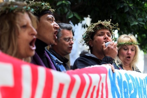 ΥΠΟΙΚ: Συγκλονίζουν οι καθαρίστριες–Διαμαρτύρονται με αγκάθινο στεφάνι