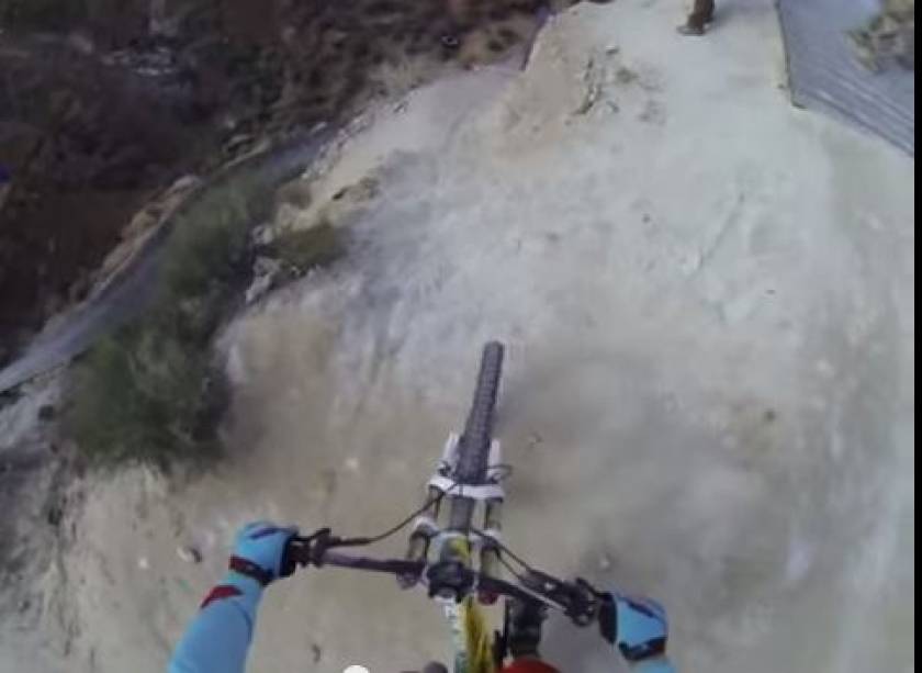 Μια τρελή κατάβαση με mountain bike! (vid)