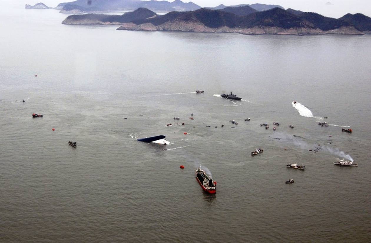 Νότια Κορέα: Όλο το πλοίο είναι κάτω από το νερό