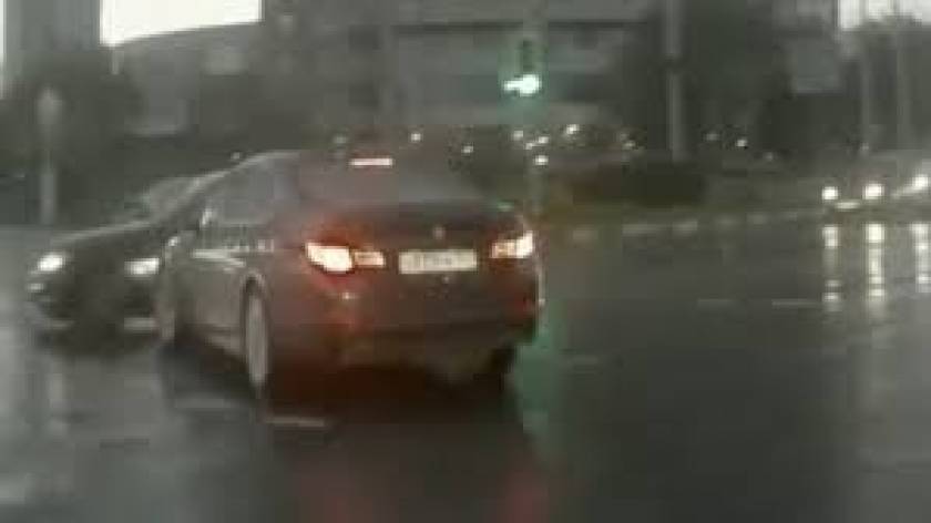 Αυτοκίνητο «φάντασμα» προκαλεί τροχαίο! (βίντεο)