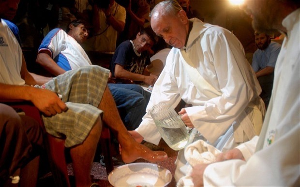 Ο Πάπας Φραγκίσκος έπλυνε συμβολικά τα πόδια ατόμων με ειδικές ανάγκες