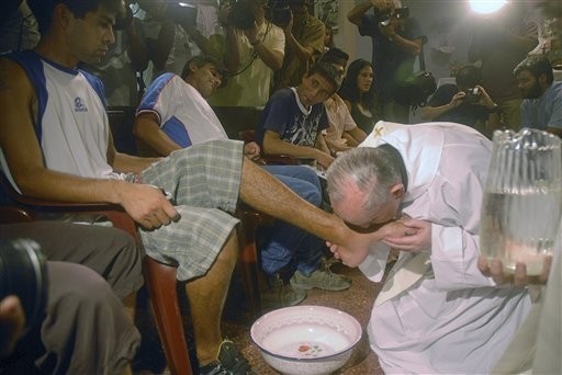 Ο Πάπας Φραγκίσκος έπλυνε συμβολικά τα πόδια ατόμων με ειδικές ανάγκες