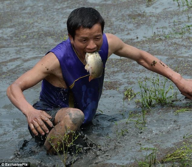 Απίστευτος διαγωνισμός ψαρέματος σε χωριό της Κίνας (pics) 