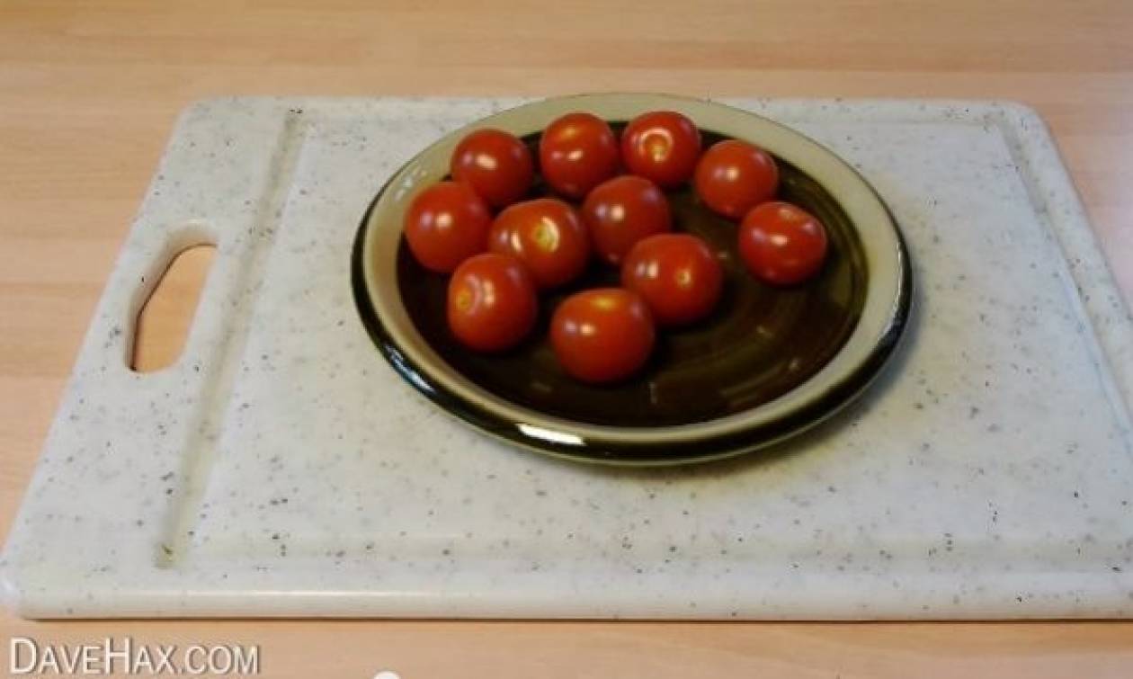 Απίστευτο! Μέσα σε 5 δεύτερα κόβει ταυτόχρονα 10 ντομάτες! (βίντεο)