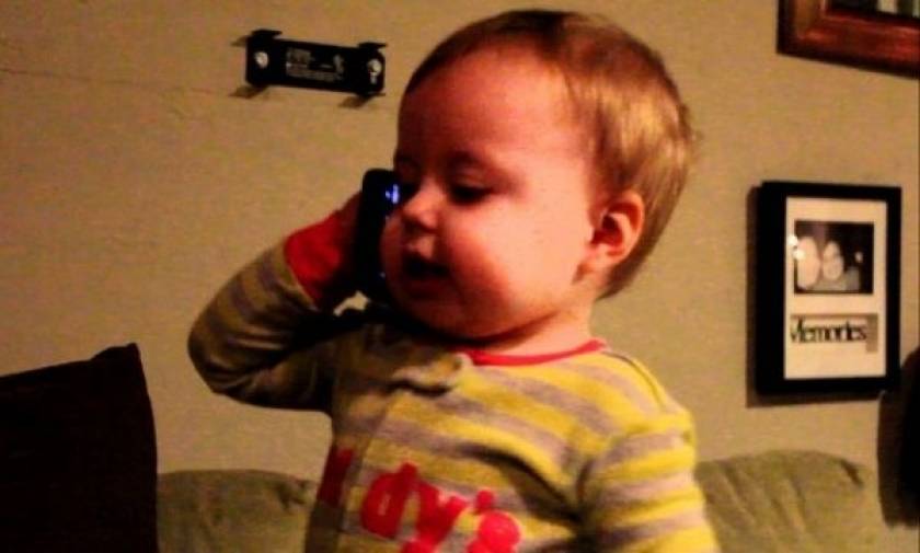 Υψηλές συζήτησεις! Οταν το μωρό μιλάει στο τηλέφωνο με τον μπαμπά