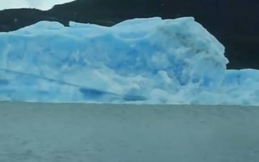 Θεαματικό βίντεο: Κατάρρευση παγόβουνου μπροστά σε τουρίστες