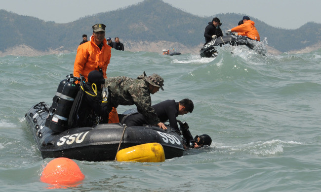 Νότια Κορέα: Ο καπετάνιος εγκατέλειψε το πλοίο… πρώτος! (vids+phs)