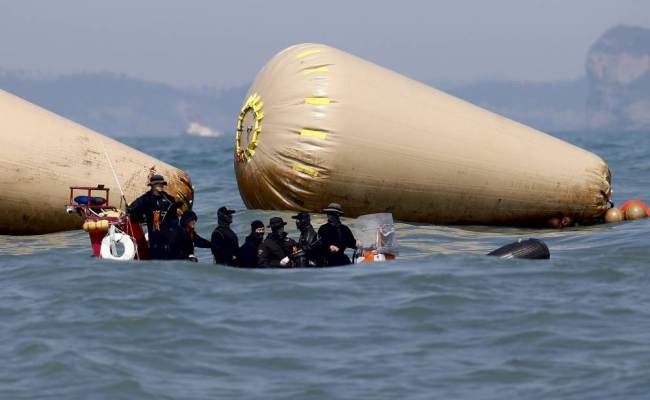 Νότια Κορέα: Ο καπετάνιος εγκατέλειψε το πλοίο… πρώτος! (vids+phs)