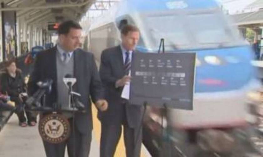 Γερουσιαστής μιλούσε για την ασφάλεια στα τρένα και… (video)